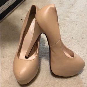 💥Nude shoe with red bottoms 💥